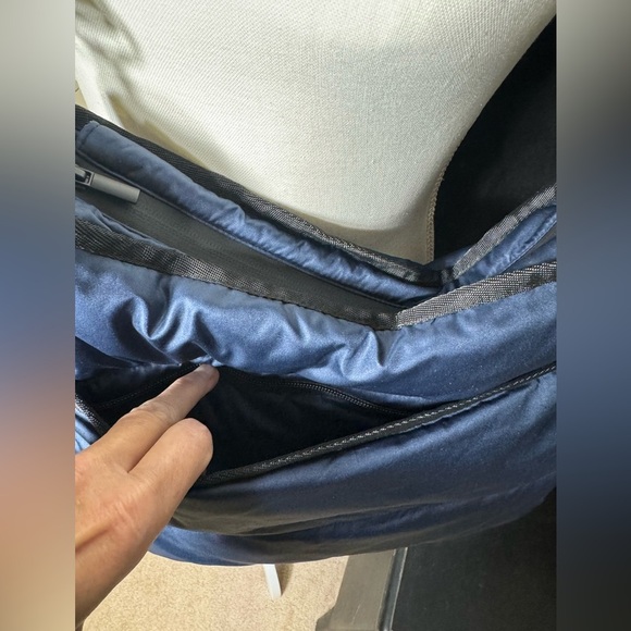 Pretty Rugged navy puffer bag crossbody adjustable for shoulder
Great condition - Picture 3 of 12